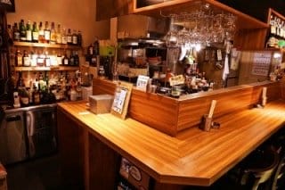 無国籍料理とお酒　TONAKAI　(トナカイ)公式ページから引用した店内写真